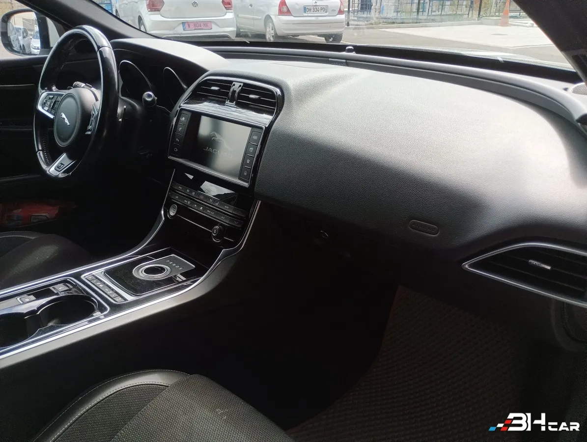 Jaguar Xe - photo 16