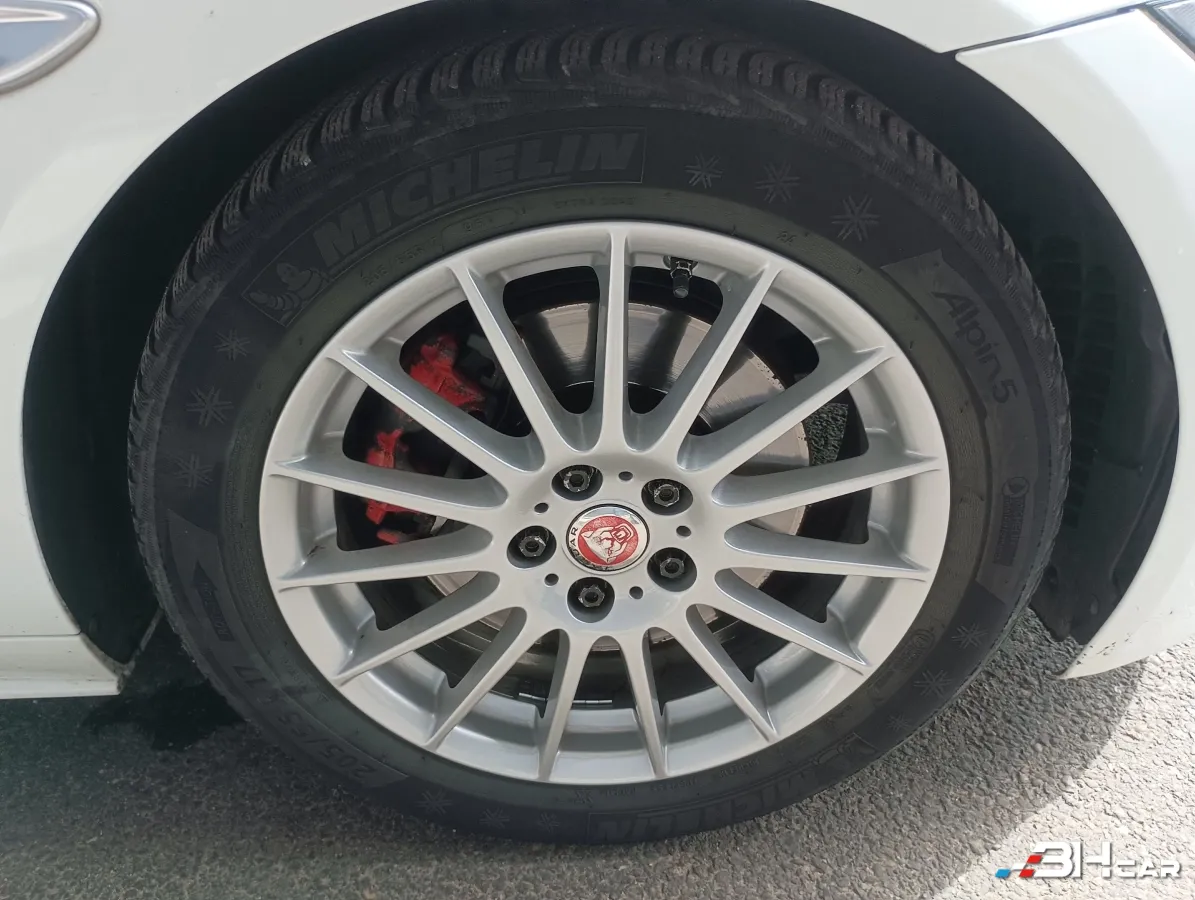 Jaguar Xe - photo 13