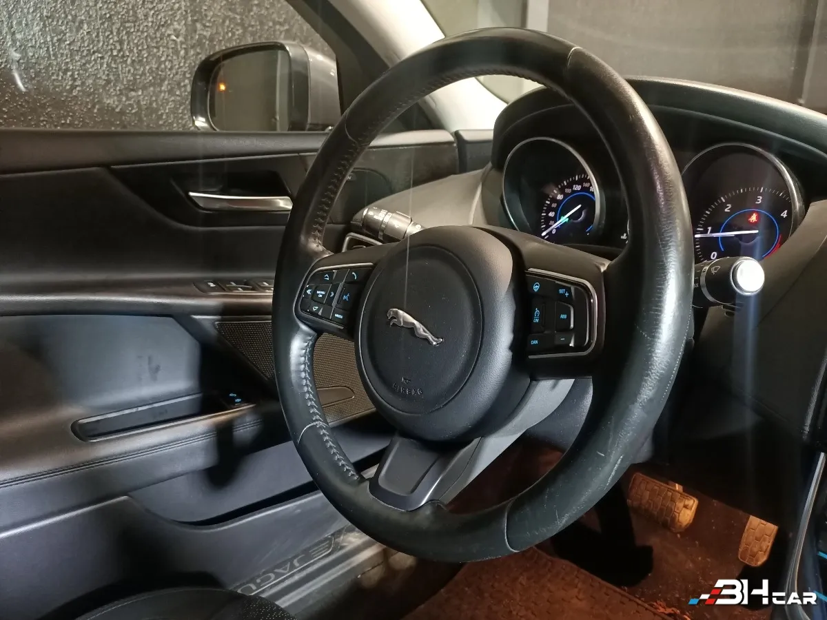 Jaguar Xe - photo 12