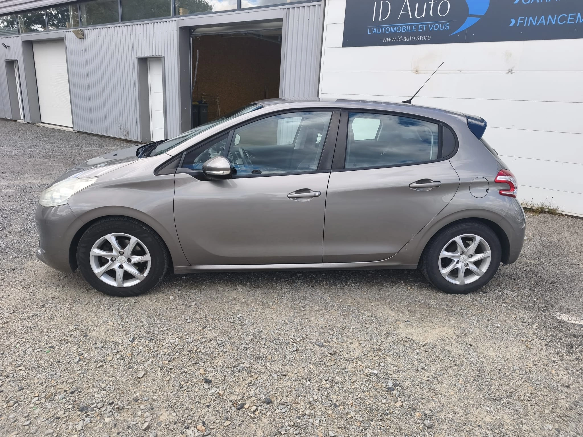 Peugeot 208 GENERATION-I 1.4 E-HDI 70 ACTIVE BMP BVA — photo 2