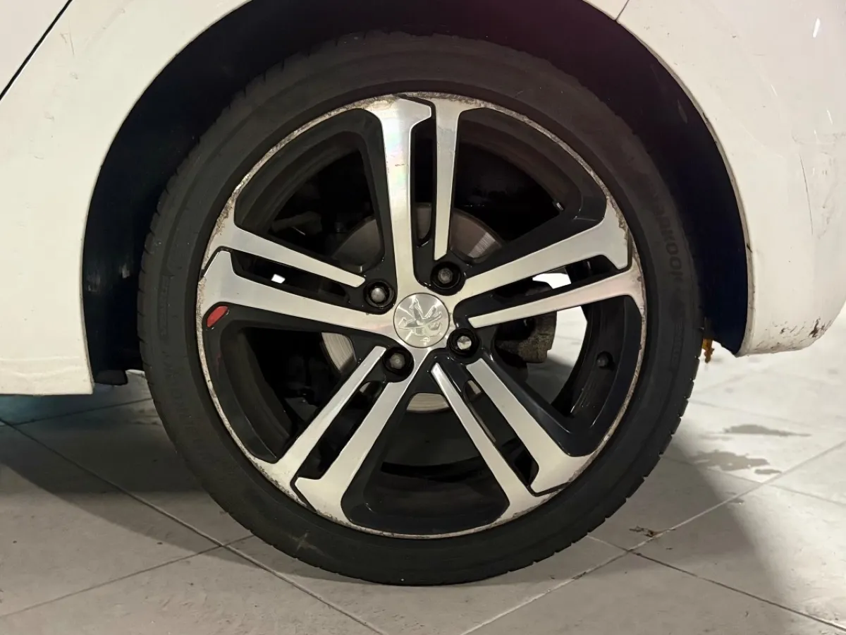 Peugeot 208 - photo 13