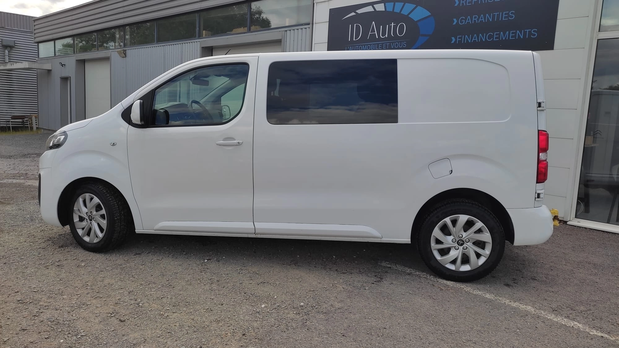 Citroen Jumpy COMBI 2.0 BLUEHDI 120 CAB APPROFONDIE TVA RECUPERABLE GARANTIE 12 MOIS COMBI 2.0 BLUEHDI 120 L2 M N2 — photo 2