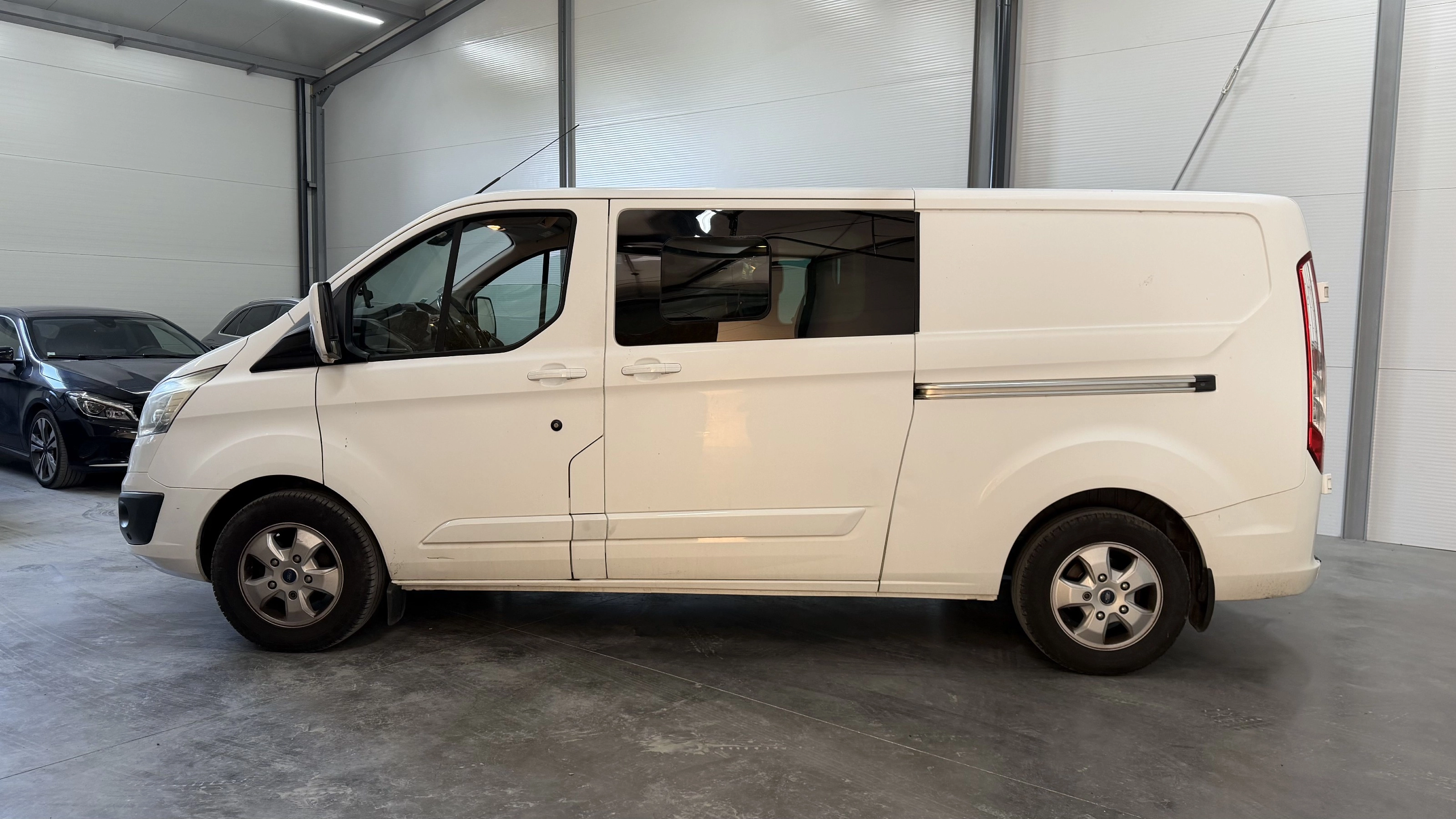 Ford Transit Custom Vu 6 places L2H1 Cabine appronfondie LIMITED / Garantie 12 mois FOURGON 290 2.2 TDCI 125 L2H1 PL-TN LONG — photo 2