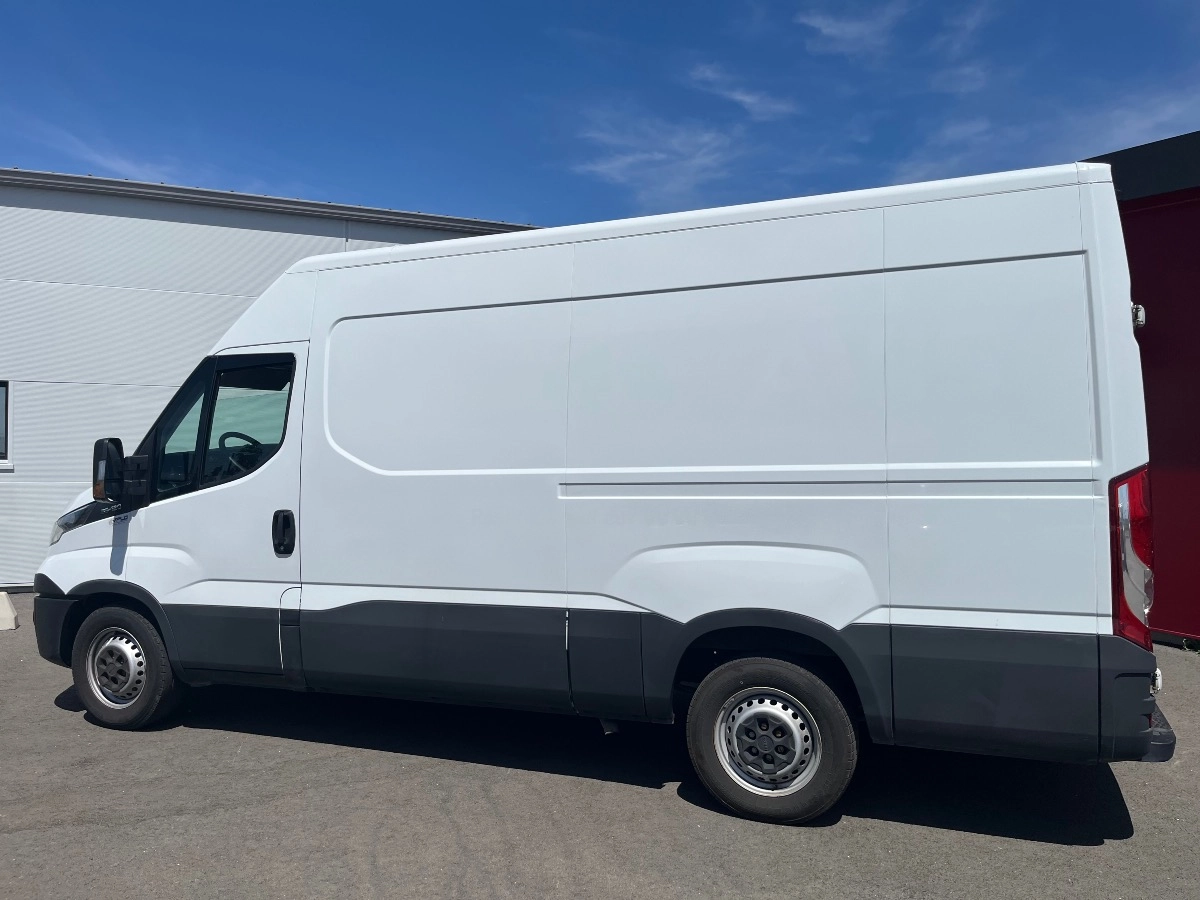 Iveco Daily Vu Fourgon 2.3 115 35S12 L3H2, TVA Récupérable, Garantie 12mois S FOURGON 2.3 115 35S12 CLASSE — photo 2