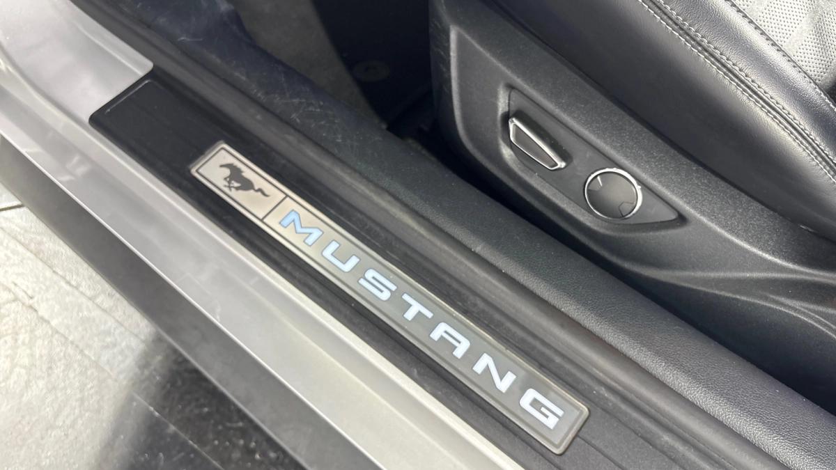 FORD MUSTANG