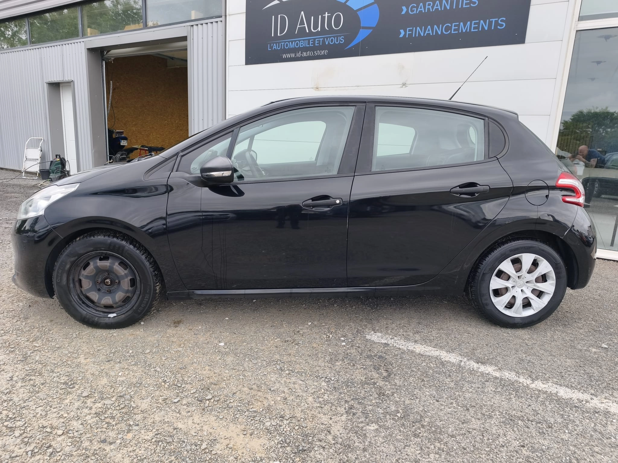 Peugeot 208 GENERATION-I 1.4 HDI 70 ACTIVE — photo 2