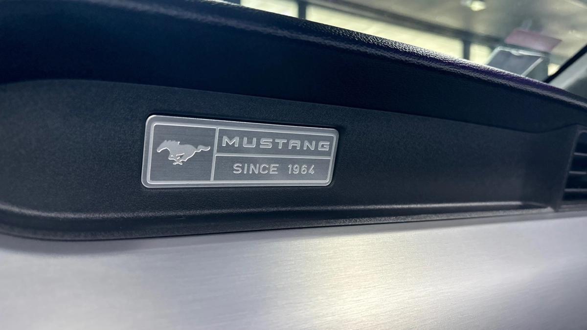 FORD MUSTANG