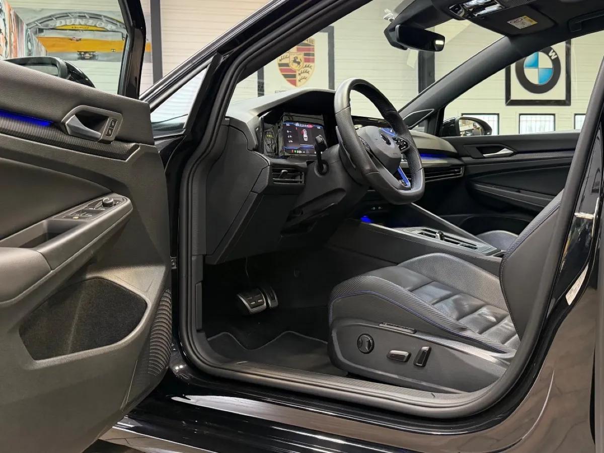 Volkswagen Golf VIII R - 2.0 TSI 4MOTION DSG7 320CH - AKRAPOVIC/HARMAN KARDON/SIEGES CHAUFFANTS-VENTILES