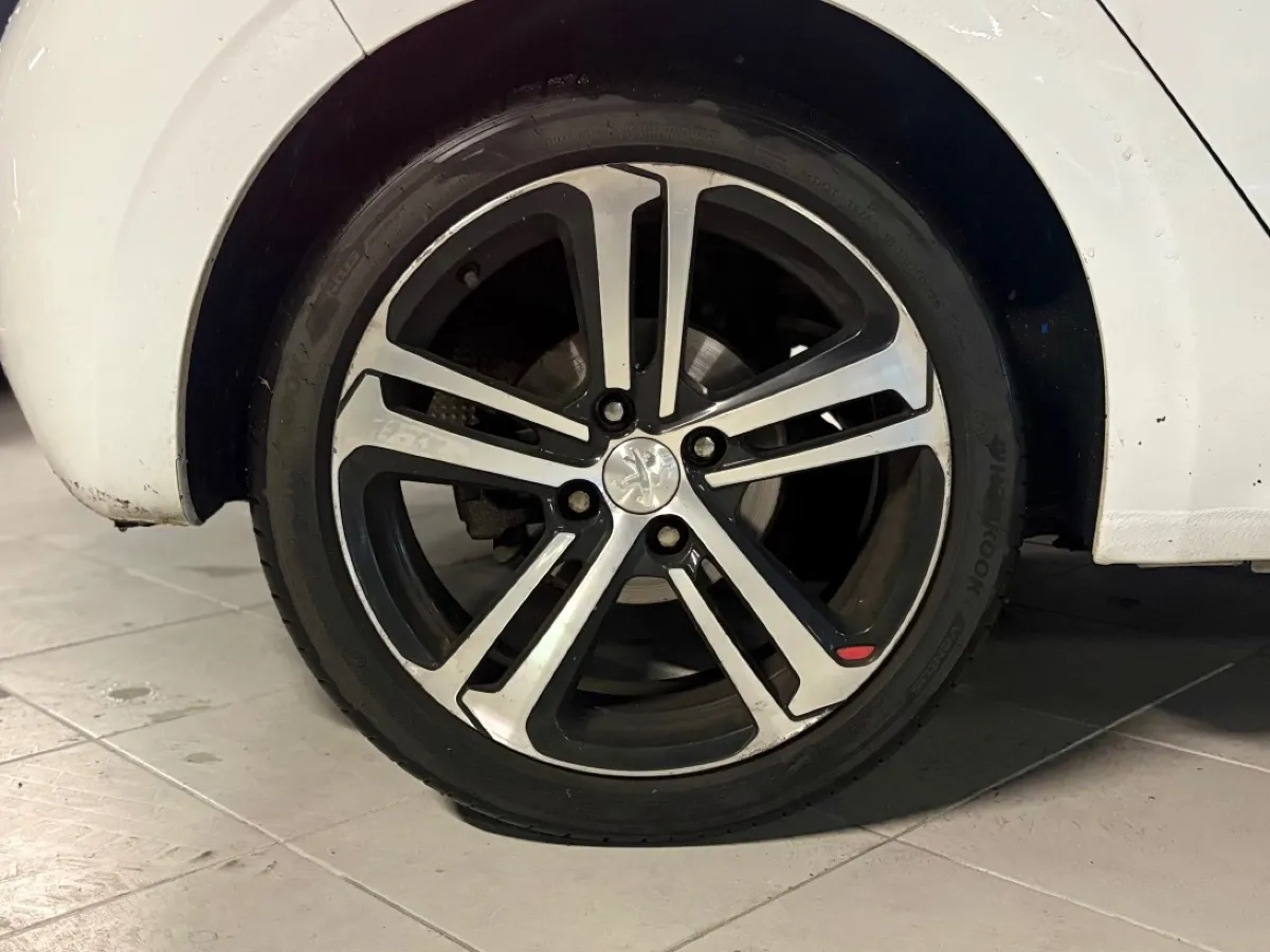 Peugeot 208 - photo 14