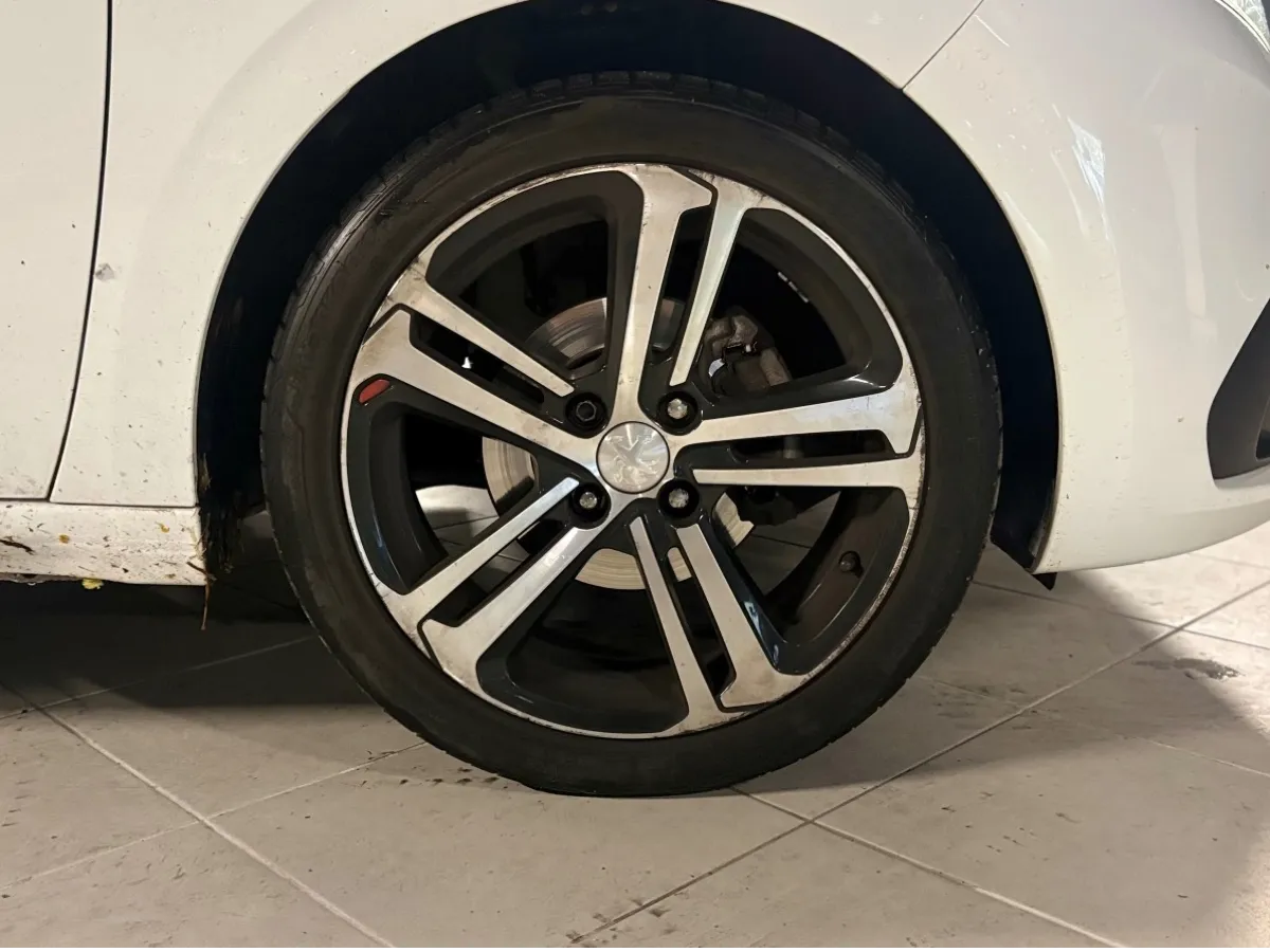Peugeot 208 - photo 12