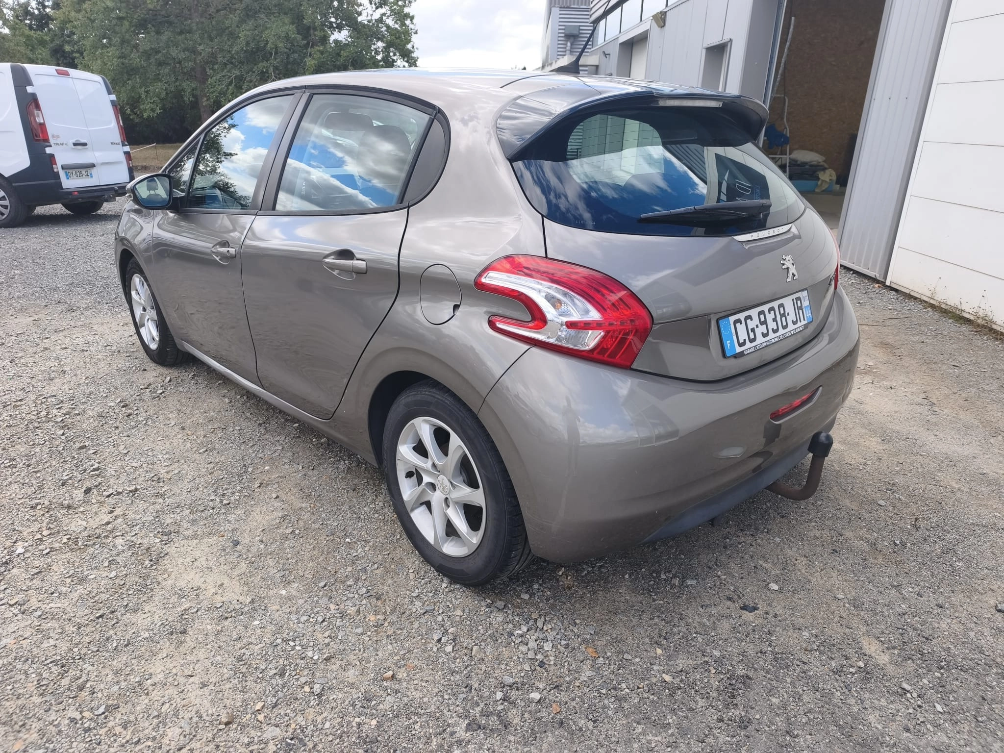 Peugeot 208 GENERATION-I 1.4 E-HDI 70 ACTIVE BMP BVA — photo 3