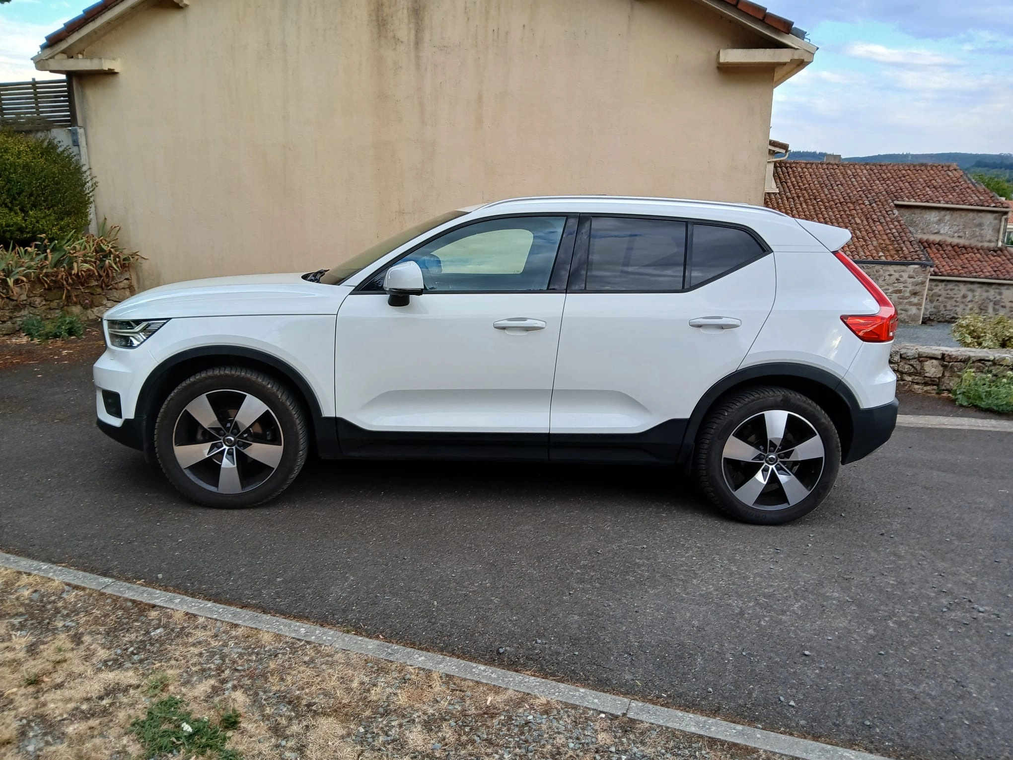 Volvo Xc40 2.0 D3 150 MOMENTUM 2WD GEARTRONIC BVA - Garantie 12 mois — photo 2